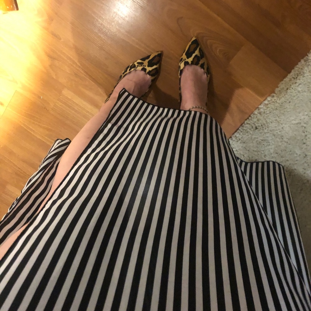 Stripped high split skirt.